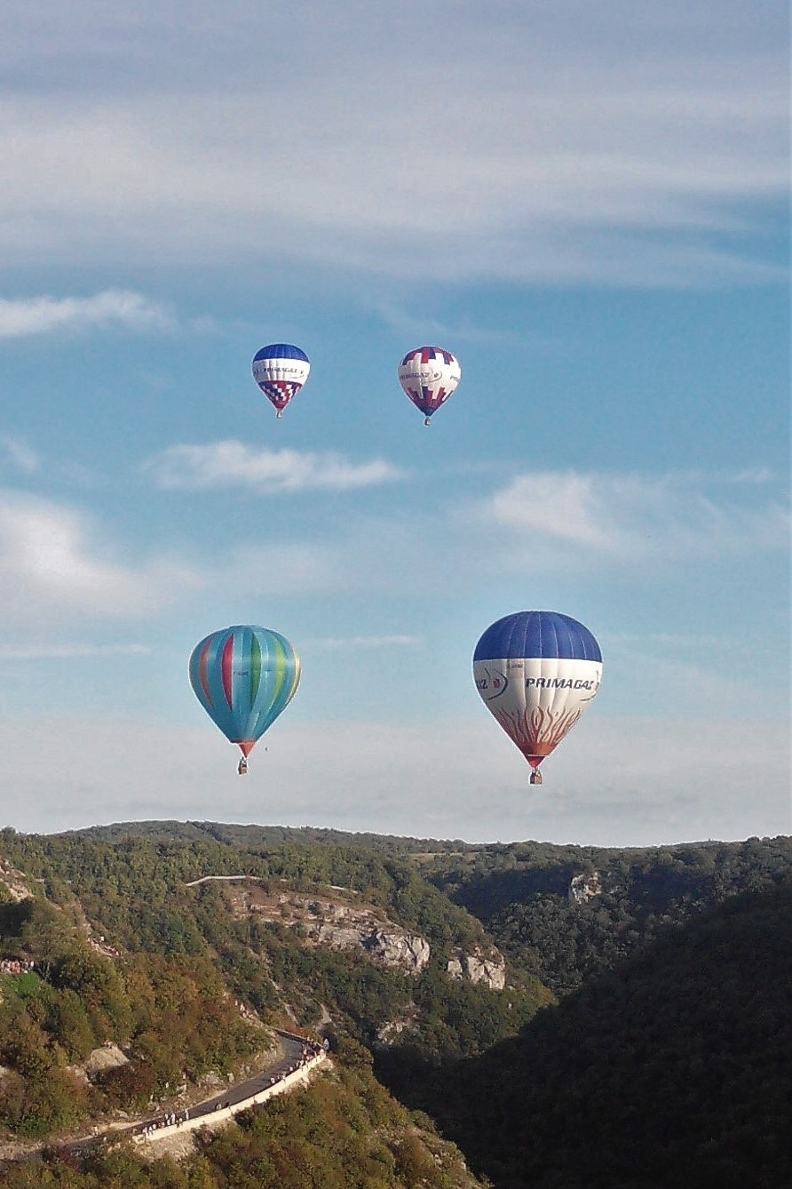 Photo de montgolfières dans le ciel du Lot