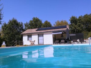 Photo prise dans la piscine du gîte avec ses terrasses