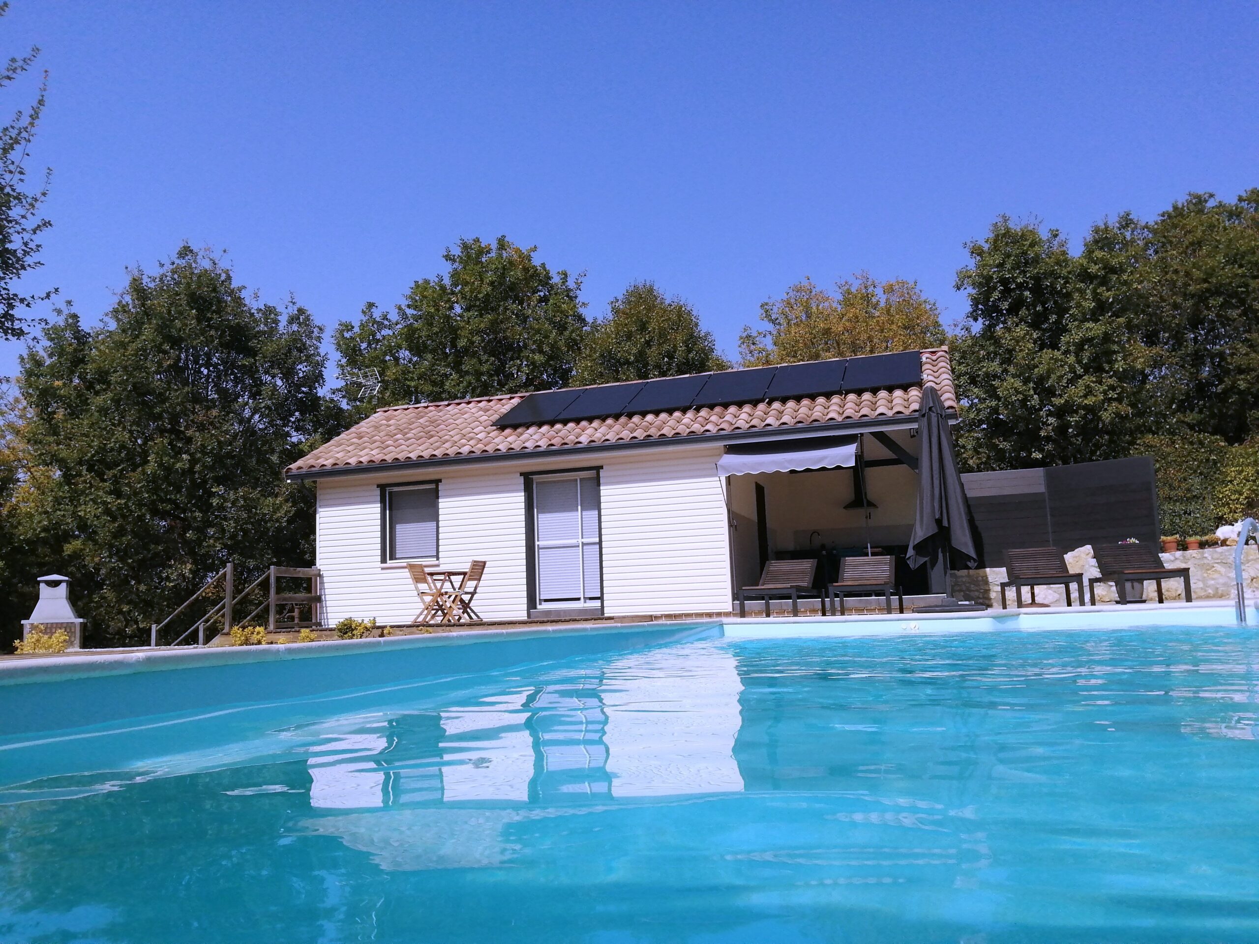 Photo prise dans la piscine du gîte avec ses terrasses