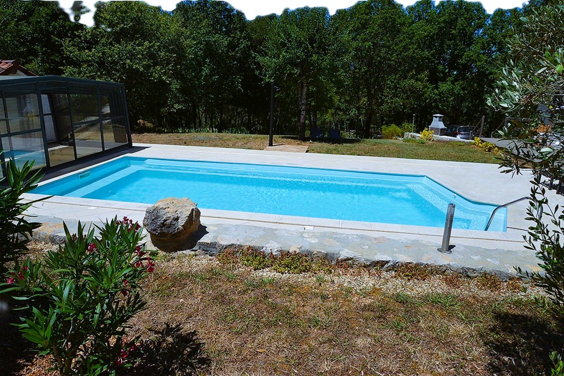 Piscine du gîte avec son abri télescopique ouvert