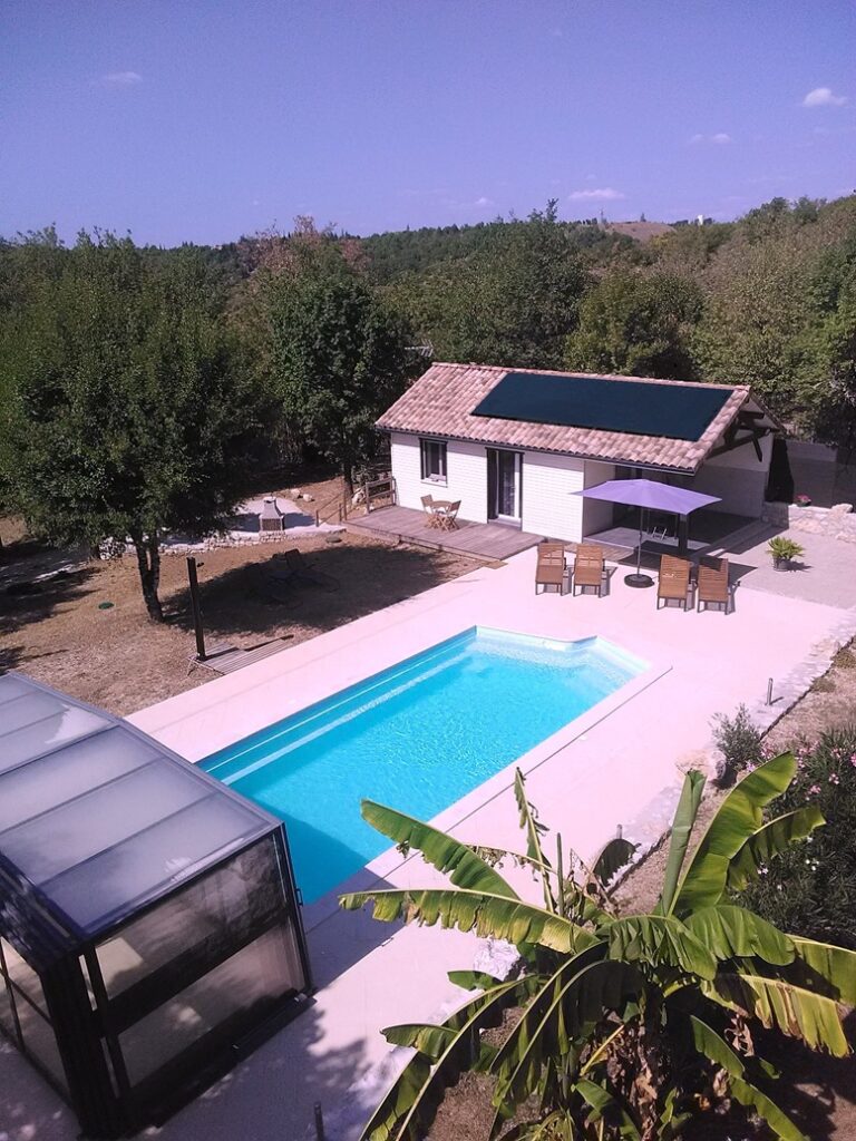 Vue aérienne du gîte et de la piscine avec l'abri télescopique replié