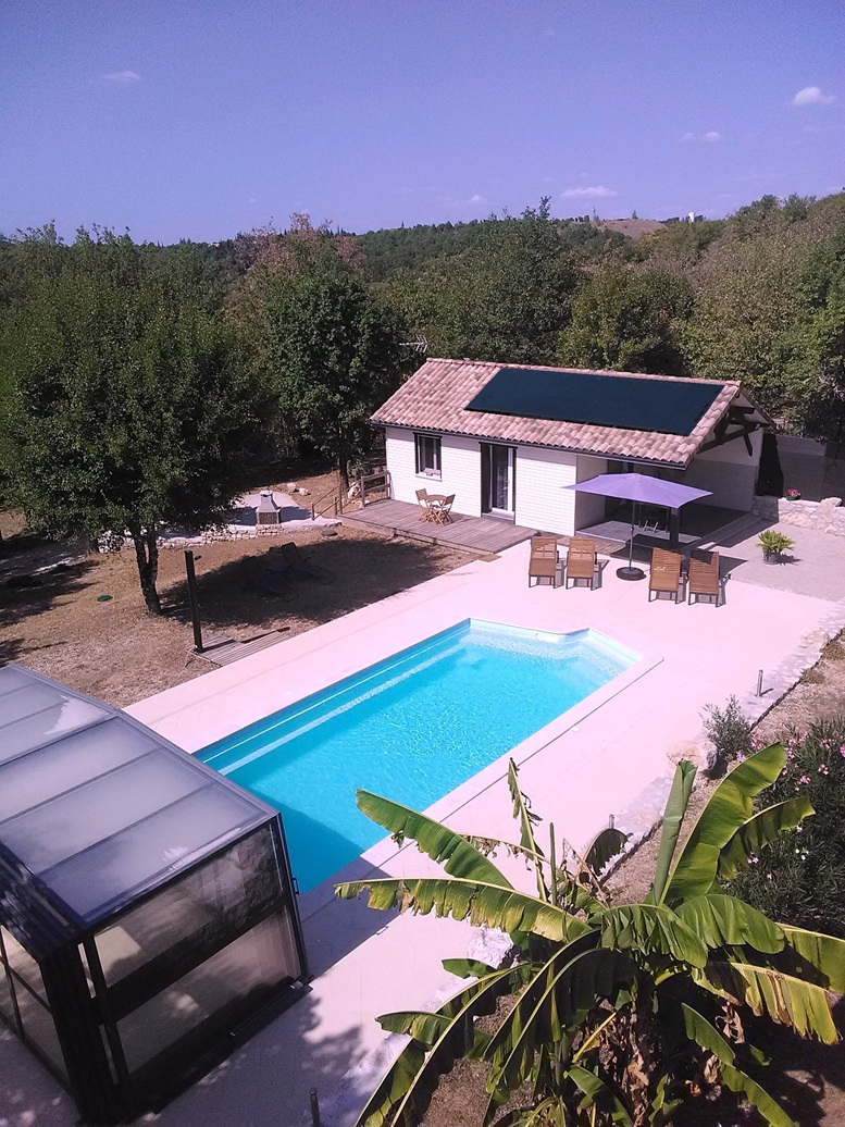 Vue aérienne du gîte et de la piscine avec l'abri télescopique replié