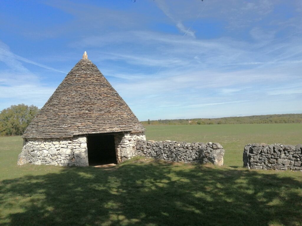 Caselle de Nouel restaurée en pierre sèche à Lalbenque