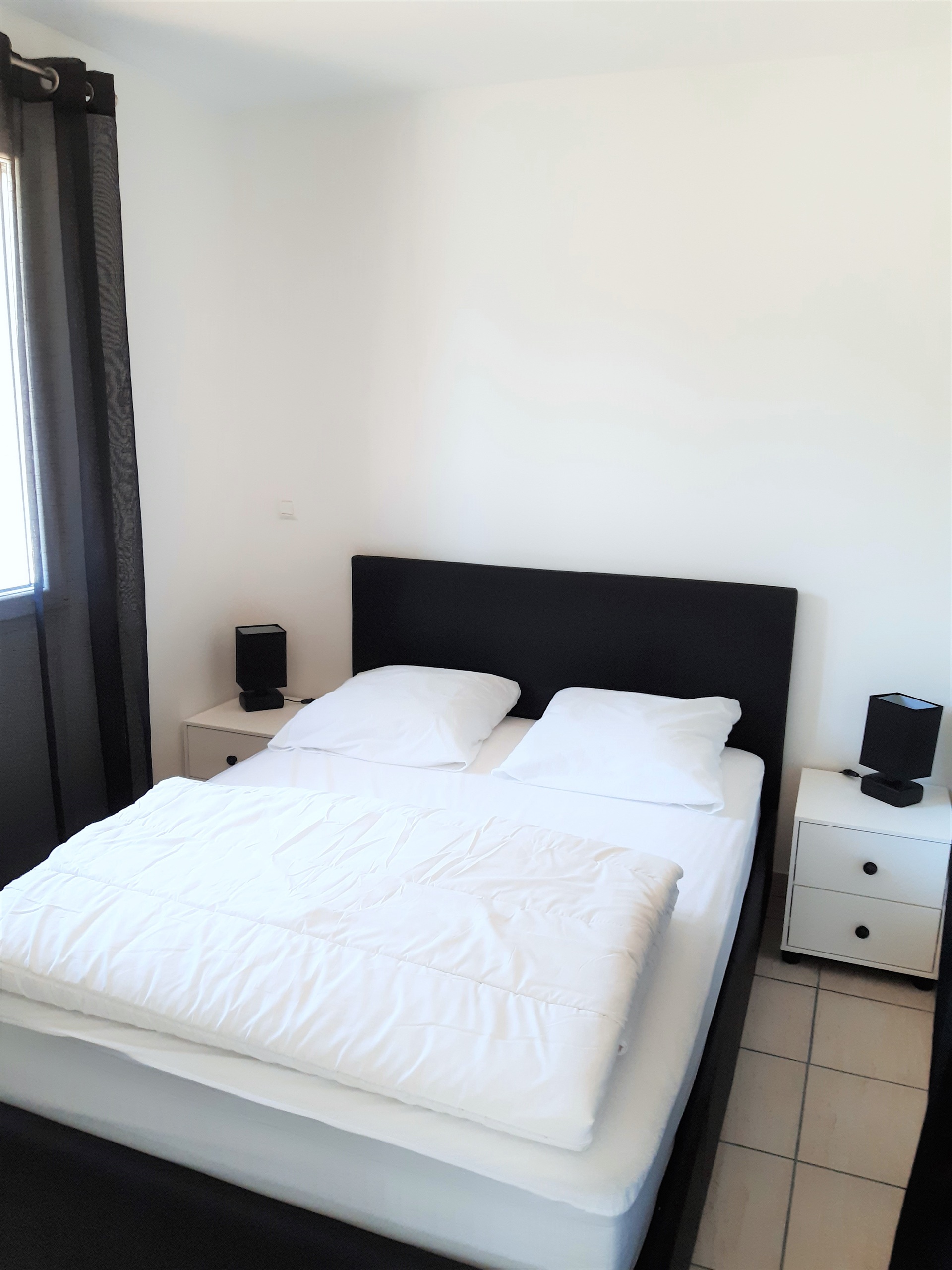 Lit double 140 × 190 du gîte naturiste DACANIRO avec couette
