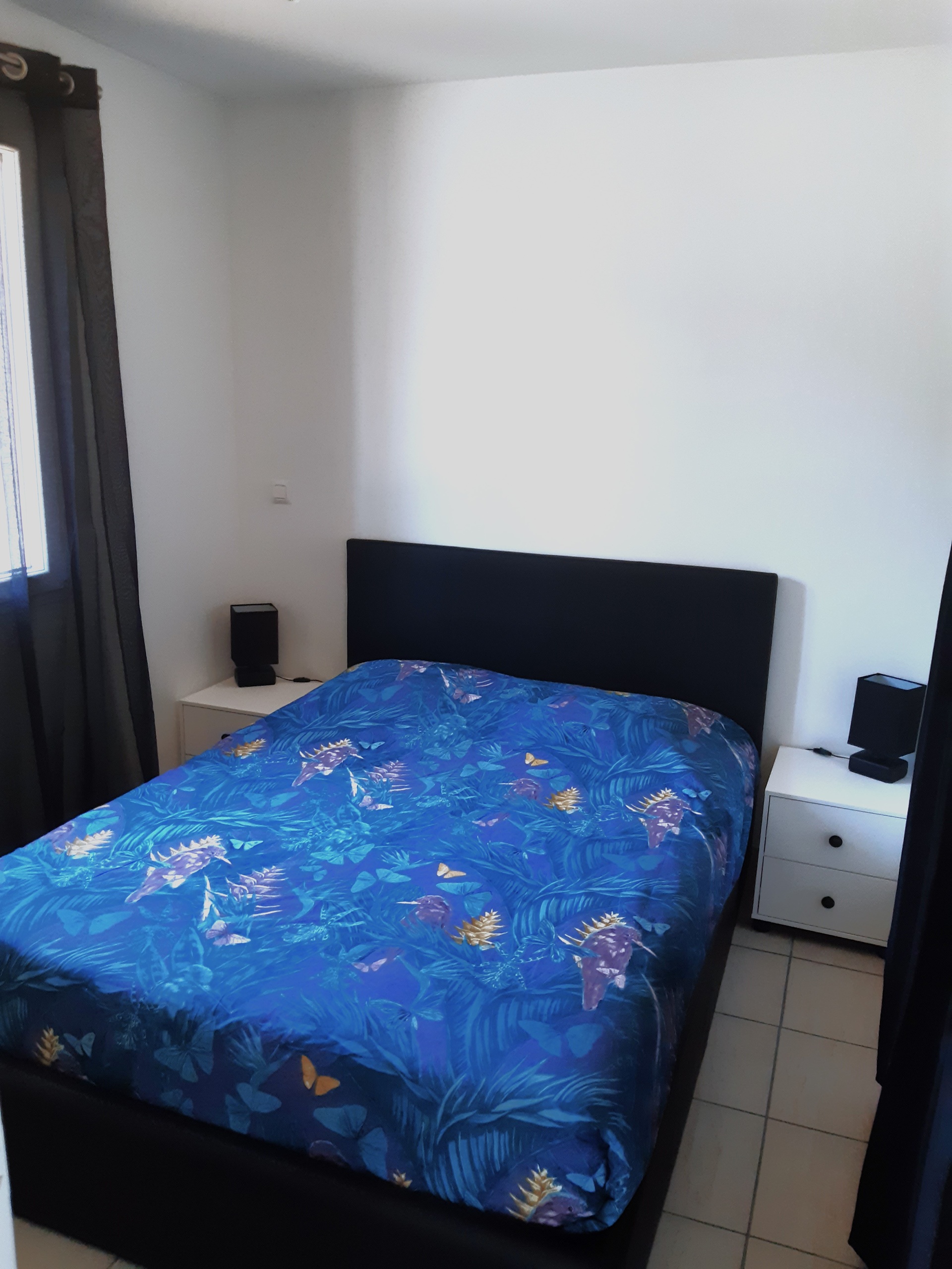 Lit double 140 × 190 du gîte naturiste DACANIRO avec drap bleu