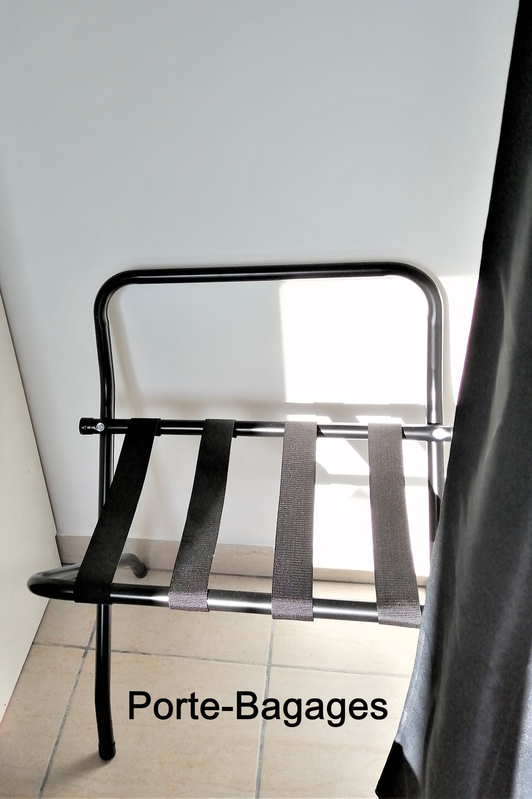 Porte‑bagages de la chambre du gîte naturiste DACANIRO