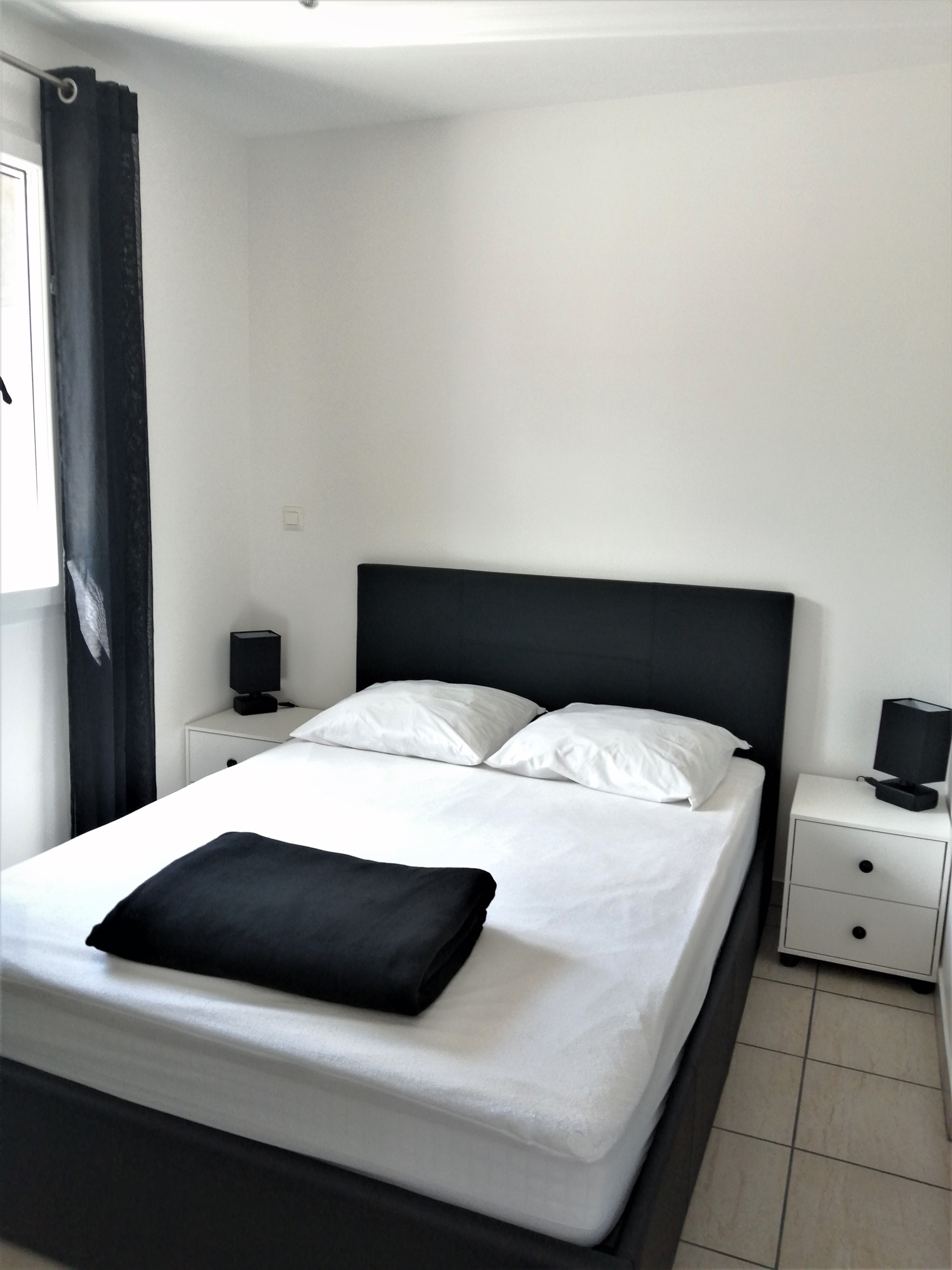 Lit double 140 × 190 du gîte naturiste DACANIRO avec couverture légère