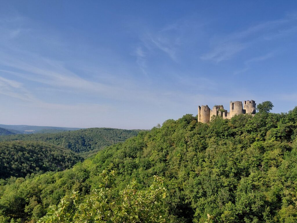 Collines du Lot et château de Roussillon
