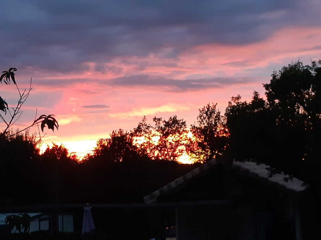 Depuis notre propriété Naturiste DACANIRO, un ciel rose typique du Lot